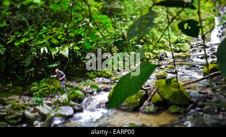 Touristischen Erkundung eines Flusses entlang der vulkanischen Hänge des Tals Anton Stockfoto