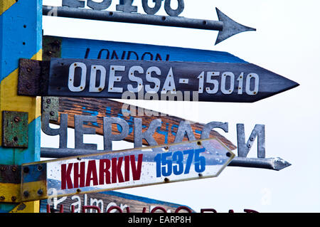 Richtungsanzeiger an einer ukrainischen Station verweist auf weit entfernten Städten. Stockfoto