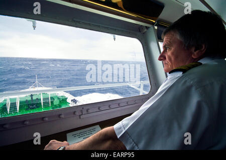 Kapitän auf der Brücke des Schiffes runden tückischen Kap Hoorn. Stockfoto