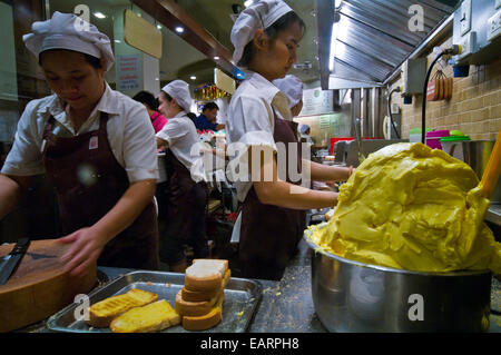 Personal butter dicke Scheiben Toast Brot und Milch Restaurant. Stockfoto