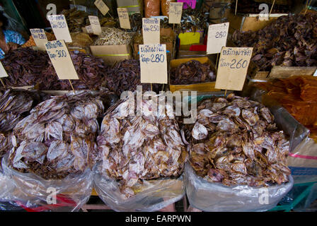 Haufen von getrocknetem Fisch und Meeresfrüchte in ein Open-Air-Markt zu verkaufen. Stockfoto