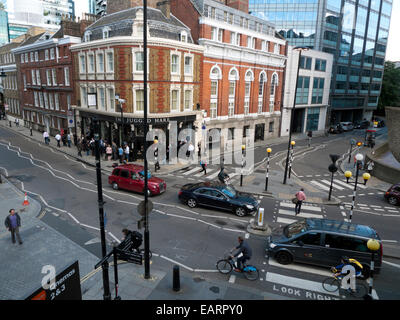 Autos und Radfahrer an der belebten Kreuzung & Zebrastreifen in der Nähe des Barbican & Jugged Hase Pub im Sommer London EC2 UK Großbritannien Europa KATHY DEWITT Stockfoto