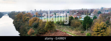 Panoramablick über Warrington Town Association Football Club Boden von der nahe gelegenen Cantilever-Brücke aus gesehen Stockfoto