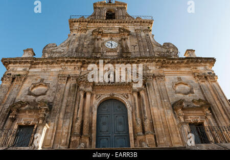 Palazzolo Acreide, Sizilien, Italien. Die Fassade der barocken Kirche St. Sebastian (San Sebastiano), die 1703 nach dem Erdbeben von 1693 wieder aufgebaut wurde Stockfoto