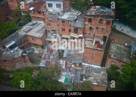 Der Hang-Gemeinschaft von Santo Domingo in Medellin, auch bekannt als Comunas. Stockfoto