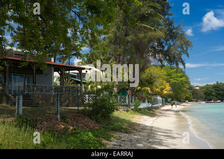 Mauritius, Grand Baie, Waterfront Häuser hinter kleinen geschützten weißen Sandstrand Stockfoto