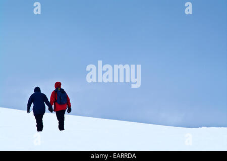 Ein paar Touristen erkunden Abhanges kargen Eis auf einer schroffen Insel. Stockfoto