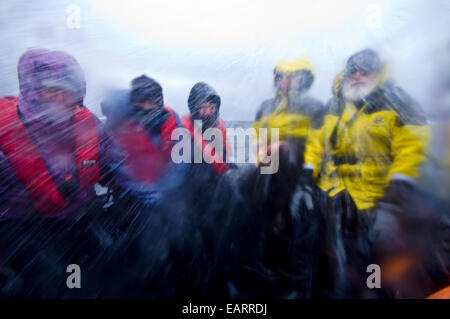 Schiffs Crew und Touristen Dusche im eisigen Meerwasser auf einem rauhen Ozean. Stockfoto