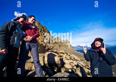 Ein Schiff der Antarktis Expeditionsleiter führt eine glückliche Hochzeitszeremonie. Stockfoto