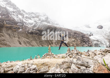 Sprung aus Freude am Laguna Arhueycocha, Santa Cruz-Tal, Cordillera Blanca, Anden, Peru, Südamerika Stockfoto