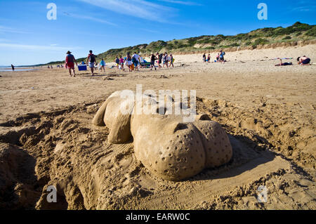 Eine Nilpferd Sand Skulptur geschnitzt in einen Strand bei Ebbe. Stockfoto