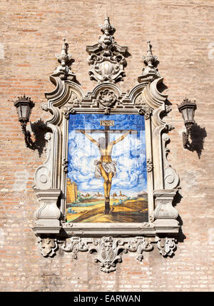 Keramische Fliesen im historischen Bild der Kreuzigung von Jesus Christus in Triana, Sevilla, Spanien Stockfoto