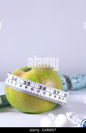 Stillleben-Bild von Bramley Apple mit Maßband und Novo Novartis Insulin Flexpen im Vordergrund Stockfoto