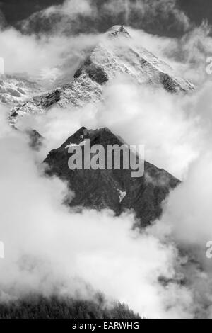 Ein schwarz / weiß Bild des Mont Blanc, ein Berg in Chamonix, Frankreich im Nebel bedeckt Stockfoto