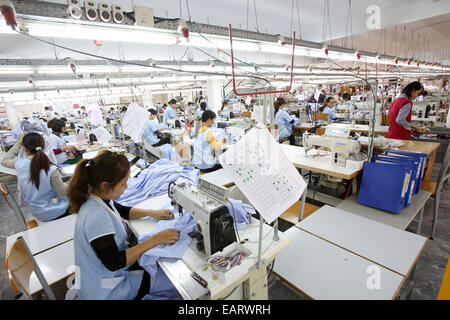 Hanoi, Vietnam. 20. November 2014. Arbeiter sitzen an Nähmaschinen in einer Fabrik von Deutsche Textil Firma Van Laack in Hanoi, Vietnam, 20. November 2014. Bundeswirtschaftsminister Gabriel ist in Vietnam bis 22 November mit einer Wirtschaftsdelegation. Foto: BODO MARKS/Dpa/Alamy Live-Nachrichten Stockfoto