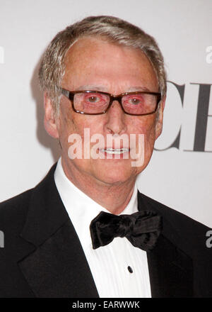 Datei-Bild: New York, USA. 10. Juni 2012. MIKE NICHOLS, der einen Oscar gewann für die Leitung des 1967 Films die Reifeprüfung, ist im Alter von 83 Jahren gestorben. Der deutschstämmige US Direktor Nichols war einer von nur 12 Gewinner der alle vier großen US-Unterhaltung Awards - Emmy, Grammy, Oscar und Tony. Ein ABC-Sprecher sagte, dass Nichols am Mittwoch an einem Herzstillstand gestorben. Bild - 10. Juni 2012 - MIKE NICHOLS nimmt die 66th Annual Tony Awards statt The Beacon Theatre in New York. Bildnachweis: Nancy Kaszerman/ZUMAPRESS.com/Alamy Live-Nachrichten Stockfoto