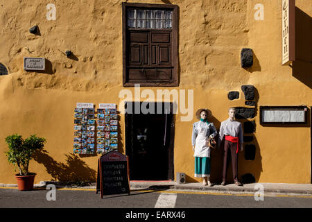 Schaufensterpuppen im traditionellen kanarischen Insel Kleid außerhalb der Restaurant Carmen in Icod de Los Vinos, Teneriffa, Kanarische Inseln, Spai Stockfoto