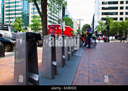 Leere Regale in einem Capital Bikeshare Stand, wo Leute Fahrräder mieten. Stockfoto