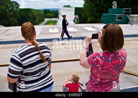 Memorial Day Touristen fotografieren eine Wache am Grab des unbekannten. Stockfoto