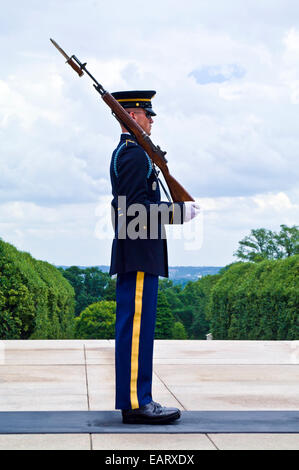 Eine Wache am Grab des unbekannten zu Fuß die Matte am Memorial Day. Stockfoto