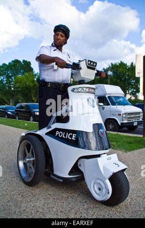 Polizeistreife die National Gallery of Art auf Elektro-Scooter. Stockfoto