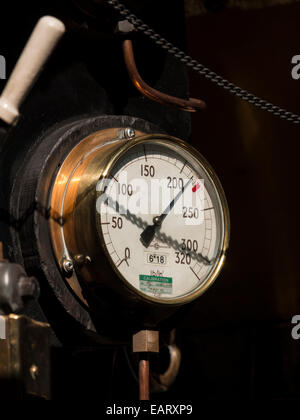 Manometer in der Kabine der Green Knight Vintage Dampflokomotive auf der North Yorkshire Moors Railway, in der Nähe von Whitby, North-Y Stockfoto