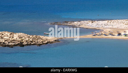 Blick zum herrlichen Strand Magganari, eines der schönsten des Ägäischen Meeres, in Insel Ios, Kykladen, Griechenland Stockfoto