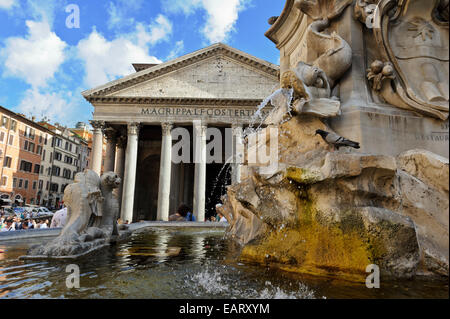 Die Wasser-Brunnen außerhalb der ikonischen Pantheon historisches Gebäude in der Stadt von Rom, Italien. Stockfoto