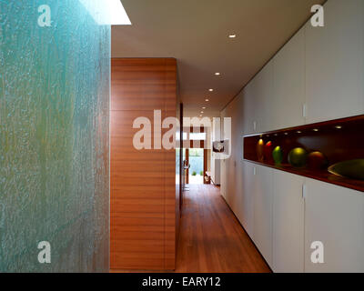 Flur mit Schränken und Holzboden, Odyssey Haus, Carmel, Kalifornien, USA Stockfoto