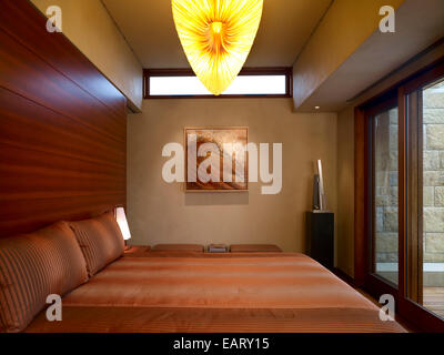 Pendelleuchte über dem Doppelbett im Schlafzimmer, Odyssey Haus, Carmel, Kalifornien, USA Stockfoto