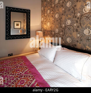 Schlafzimmer mit gemusterten Tapeten im Apartment, Devonshire Terrace, Glasgow, UK Stockfoto