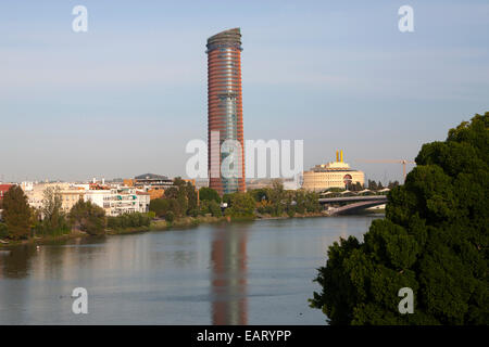 Aus dem Fluss Guadalquivir betrachtet Cajasol Büro Hochhaus im Bau in La Cartuja Gegend von Sevilla, Spanien Stockfoto