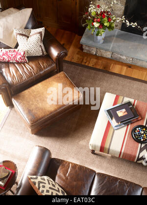 Ansicht von oben Leder sitzen um den Tisch im Wohnzimmer, USA Stockfoto