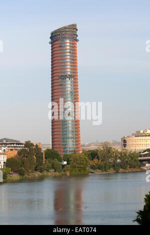 Aus dem Fluss Guadalquivir betrachtet Cajasol Büro Hochhaus im Bau in La Cartuja Gegend von Sevilla, Spanien Stockfoto