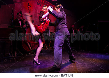 Ein paar tanzt Tango in einem Nachtclub. Stockfoto