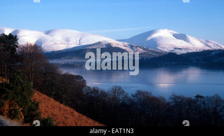 Blick vom SW von teilweise gefrorenen über Derwent Water mit Keswick Town, Skiddaw und Blencathra hinaus Seenplatte, Cumbria, UK Stockfoto