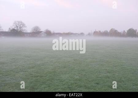 Kalter Nebel hängt über Eccles Dorf Park in Kent, UK Stockfoto