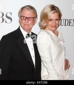 20. November 2011 - Los Angeles, Kalifornien, USA - Datei - MIKE NICHOLS, der einen Oscar gewann für die Leitung des 1967 Films die Reifeprüfung, ist im Alter von 83 Jahren gestorben. Der deutschstämmige US Direktor Nichols war einer von nur 12 Gewinner der alle vier großen US-Unterhaltung Awards - Emmy, Grammy, Oscar und Tony. Ein ABC-Sprecher sagte, dass Nichols am Mittwoch an einem Herzstillstand gestorben. Bild - 10. Juni 2012 - MIKE NICHOLS und Frau DIANE SAWYER besuchen die 66th Annual Tony Awards statt The Beacon Theatre in New York. (Bild Kredit: Nancy Kaszerman/ZUMAPRESS.com ©) Stockfoto