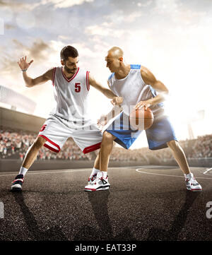 Basketball-Spieler in Aktion auf Grund des Himmels und Masse Stockfoto