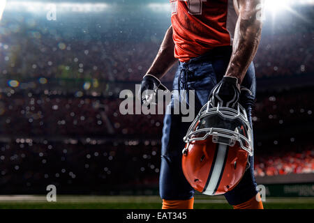 US-amerikanischer Footballspieler Sportler im Olympiastadion Stockfoto