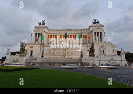 Das Victor Emmanuel II historische weiße Gebäude in der Abenddämmerung in der Stadt Rom. Stockfoto