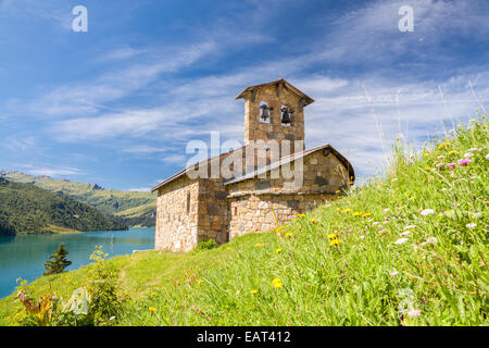 Chapelle de Roselend in der Barrage de Roselend - Reservoir - in der Nähe von Beaufort in Savoie, Rhône-Alpes, Frankreich Stockfoto