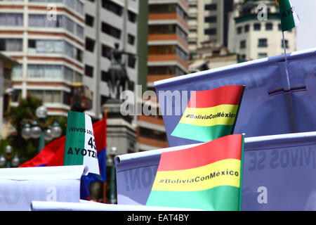 La Paz, Bolivien. 20. November 2014. Demonstranten marschieren um Gerechtigkeit zu fordern für die 43 vermissten Studenten in Mexiko und Protest gegen die mexikanische Regierung Handhabung des Falles und Korruption. Heute wurde ein globaler Aktionstag für Ayotzinapa ausgewiesen; ein landesweiten Streik ist in Mexiko geplant und viele Proteste stattfinden weltweit um Unterstützung zu zeigen. Die Studenten (die sich von einem Lehrer training College) verschwand nach Zusammenstößen mit der Polizei in der Nacht vom 26. September in die Stadt Iguala. Bildnachweis: James Brunker / Alamy Live News Stockfoto