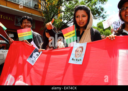 La Paz, Bolivien. November 2014. Studentenprotestierende marschieren, um Gerechtigkeit für die 43 vermissten Studenten in Mexiko zu fordern und gegen die Behandlung des Falls durch die mexikanische Regierung und die Korruption zu protestieren. Heute ist ein globaler Aktionstag für Ayotzinapa vorgesehen; in Mexiko ist ein nationaler Streik geplant, und weltweit finden zahlreiche Proteste statt, um Unterstützung zu zeigen. Die Schüler, die von einer Lehrerschule stammten, verschwanden nach Zusammenstößen mit der Polizei in der Nacht des 26. September in der Stadt Iguala. Quelle: James Brunker / Alamy Live News Stockfoto