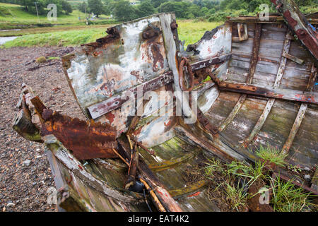 Ein altes Boot laufen auf Grund mit Salen auf der Isle of Mull, Schottland, UK. Stockfoto