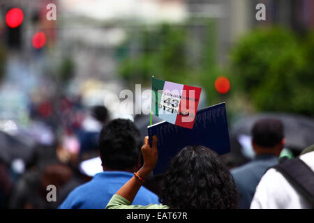 La Paz, Bolivien. 20. November 2014. Ein Demonstrant hält eine mexikanische Flagge mit 43 Ayotzinapa darauf während eines Marsches um Gerechtigkeit zu fordern für die 43 vermissten Studenten in Mexiko und Protest gegen die mexikanische Regierung Handhabung des Falles und Korruption. Heute wurde ein globaler Aktionstag für Ayotzinapa ausgewiesen; ein landesweiten Streik ist in Mexiko geplant und viele Proteste stattfinden weltweit um Unterstützung zu zeigen. Die Studenten (die sich von einem Lehrer training College) verschwand nach Zusammenstößen mit der Polizei in der Nacht vom 26. September in die Stadt Iguala. Bildnachweis: James Brunker / Alamy Live Stockfoto