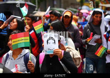 La Paz, Bolivien. 20. November 2014. Ein Demonstrant hält ein Bild von einem der fehlenden während eines Marsches um Gerechtigkeit zu fordern für die 43 vermissten Studenten in Mexiko und Protest gegen die mexikanische Regierung Handhabung des Falles und Korruption. Heute wurde ein globaler Aktionstag für Ayotzinapa ausgewiesen; ein landesweiten Streik ist in Mexiko geplant und viele Proteste stattfinden weltweit um Unterstützung zu zeigen. Die Studenten (die sich von einem Lehrer training College) verschwand nach Zusammenstößen mit der Polizei in der Nacht vom 26. September in die Stadt Iguala. Bildnachweis: James Brunker / Alamy Live News Stockfoto