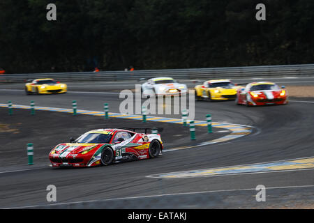 Ferrari 458 Italia vom Wettbewerb beim Le Mans 24 H Rennen in Mulsanne Ecke ziehen Stockfoto