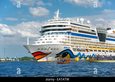 AMSTERDAM, ca. AUGUST, 2014:Tourists Grüße auf Kreuzfahrt Schiff Aida Stella 253 Meter gut und alle sind erkennbar weil sie Stockfoto