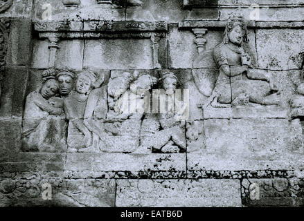 Welt zu reisen. Skulpturen und Reliefs am buddhistischen Denkmal Borobudur in Yogyakarta in Indonesien in Südostasien. Fernweh-Eskapismus-Geschichte-Kultur Stockfoto